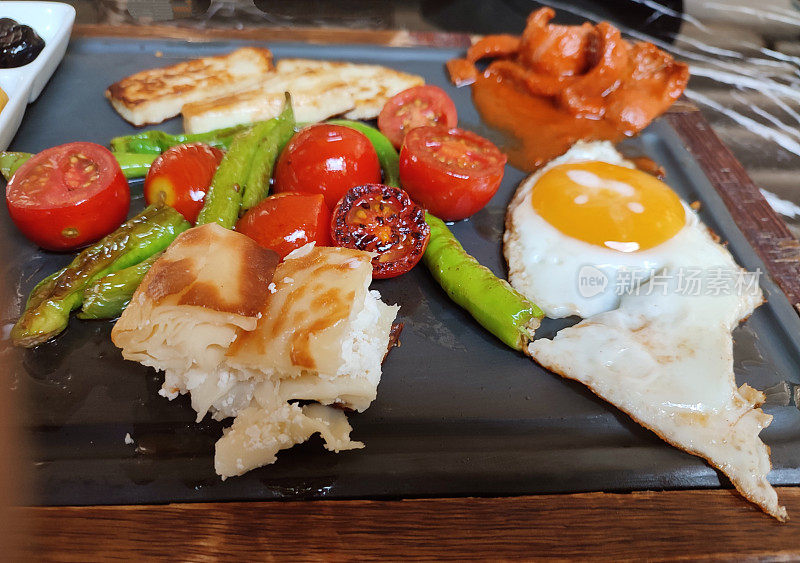 传统的土耳其早餐与橄榄蛋和奶酪在伊斯坦布尔土耳其