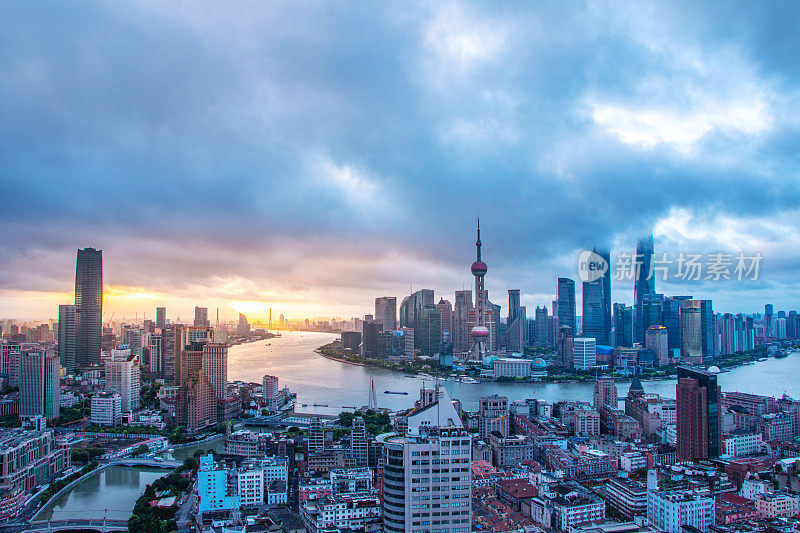 鸟瞰现代建筑在浦东陆家嘴，上海在黄昏的云天