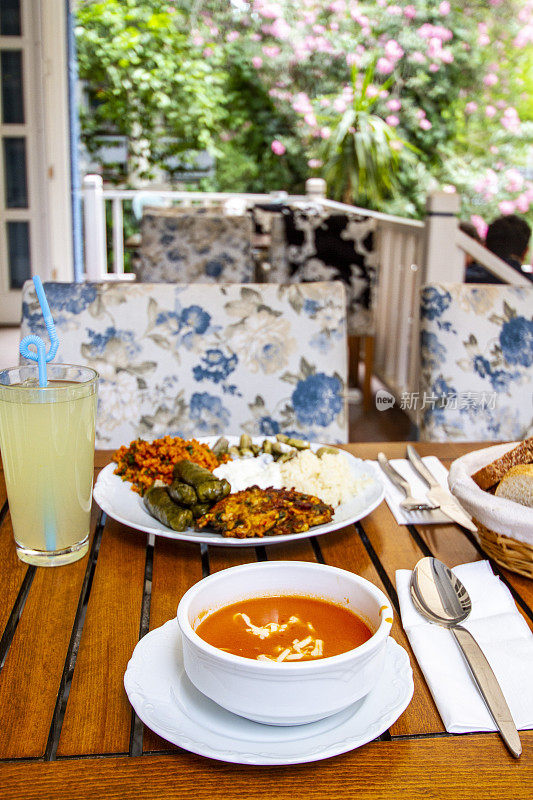汤和地中海橄榄油食物和柠檬水是在木桌水平照片聚焦前景