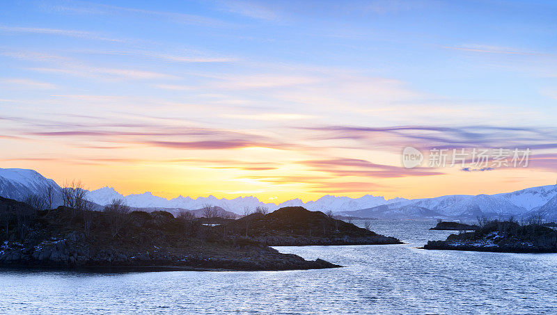 挪威北部韦斯特拉伦群岛雪山上的日出