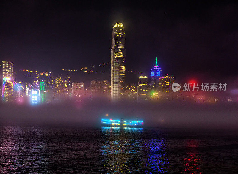 夜晚，浓雾笼罩着香港维多利亚港