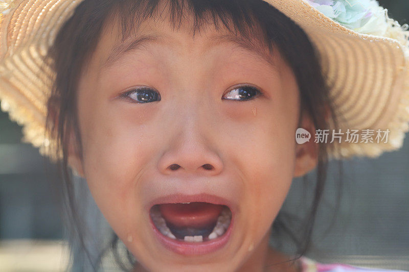 一个女孩在哭。