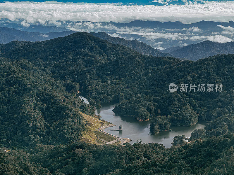 鸟瞰云海景观坝湖林山清晨云顶高地