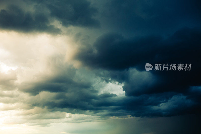 可怕的云。风暴。黑暗的天空。雷雨。危险的天堂背景。多雨的天气。下雨了。自然背景。雨季