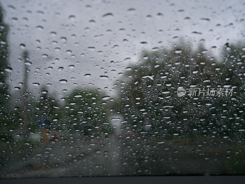 雨滴落在汽车上