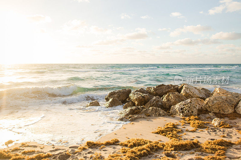 2023年春天，佛罗里达海岸棕榈滩的金色日出