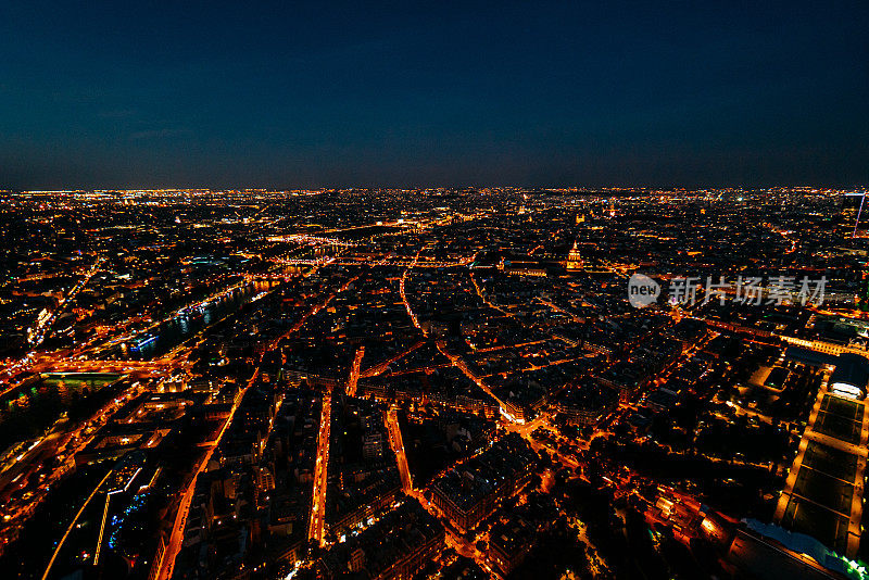 夏夜从埃菲尔铁塔往东看，俯瞰天黑后的巴黎