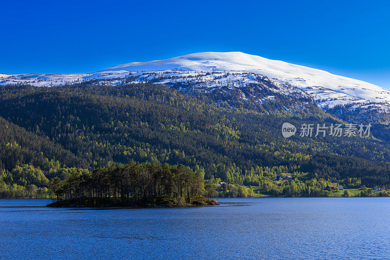 Hornindalsvatnet湖上的Abelholmen岛，背景是山