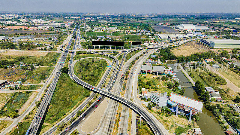 大型公路立交鸟瞰图。