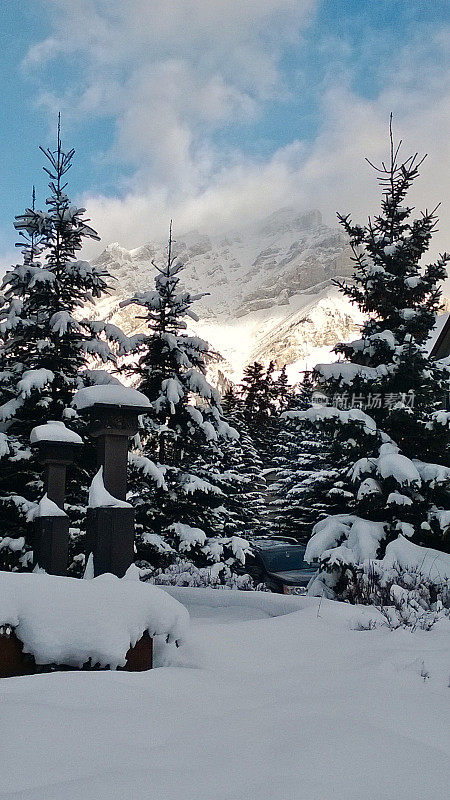 加拿大班夫国家公园的班夫雪山