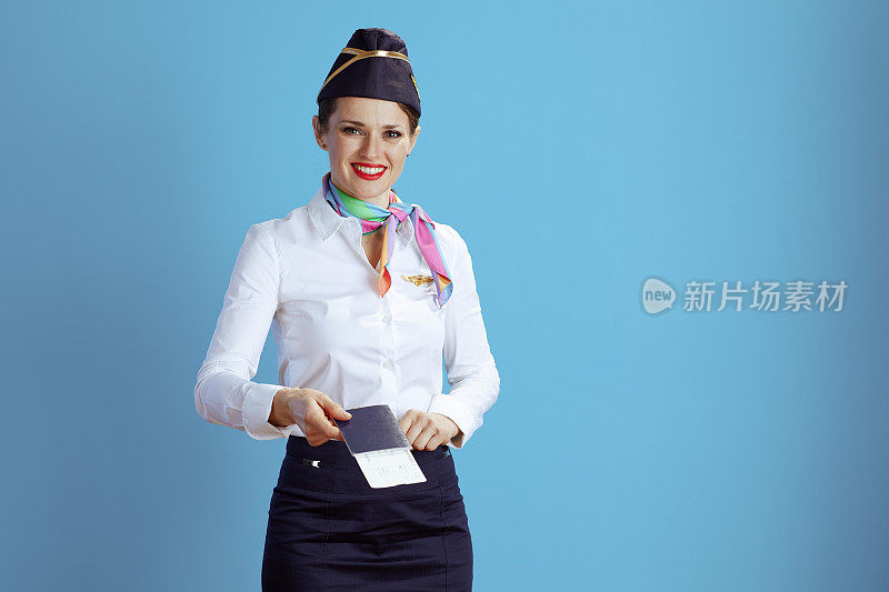 快乐的现代女空姐在蓝色