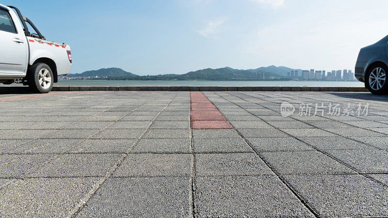 海边空荡荡的停车场