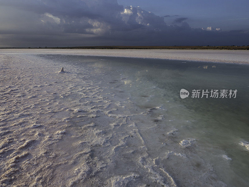 日出时的盐湖倒影