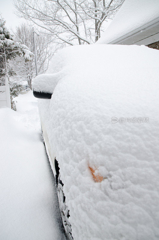 汽车下了很多雪