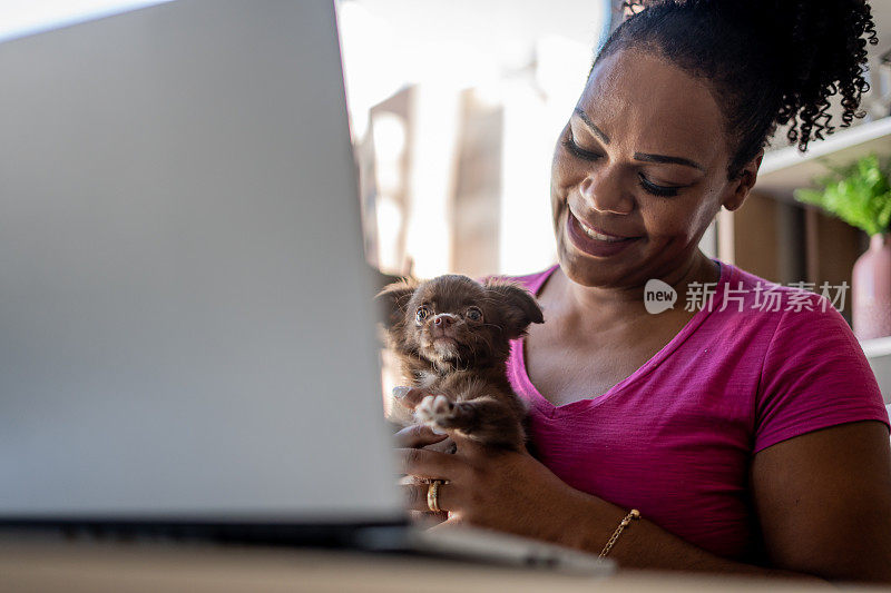 一名妇女通过兽医远程医疗咨询她的狗
