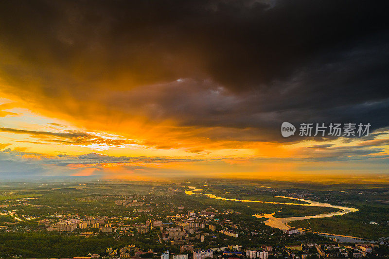 日落鸟瞰图。无人机摄影。春天。字段。可持续性。保护自然。天空背景