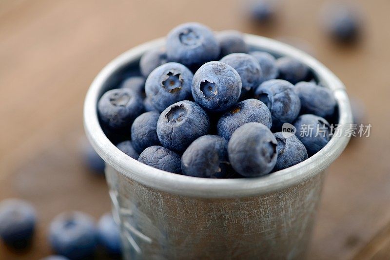 木桌上的蓝莓