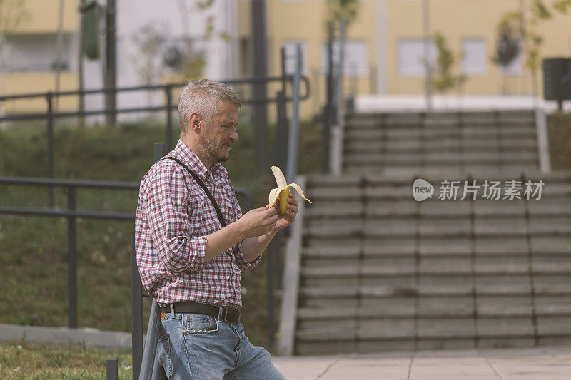 一个人正在户外吃香蕉