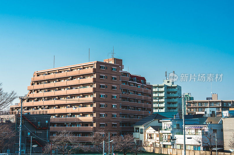 东京葛饰区的河流和城市景观