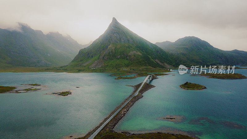 罗弗敦群岛雨中风景优美的海洋公路鸟瞰图