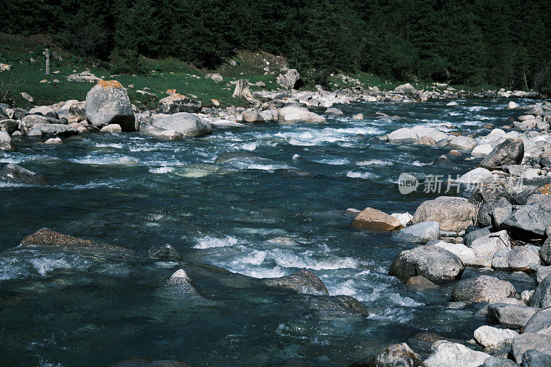 山河中景