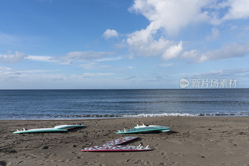 在亚速尔群岛圣米格尔的Mosteiros黑色海滩冲浪板，