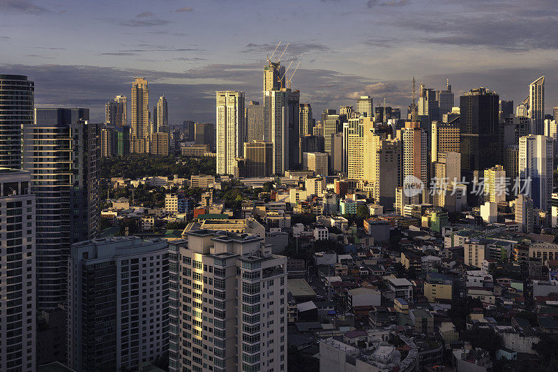 马尼拉大都会马卡蒂市清晨的阳光