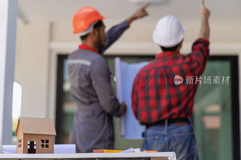 结构工程师和领班工人用触控板交谈户外建筑施工现场工作计划聪明的土木建筑师工程师在建筑工地外检查和工作