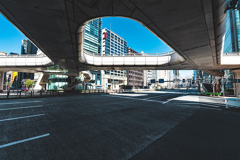 东京吉士那空无一人的道路