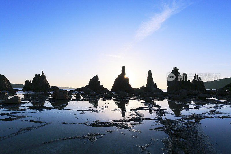 桥井岩石和早晨的太阳，日本，和歌山县，东室区，和歌山，钏本镇