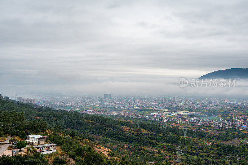 小镇下着雨下着山