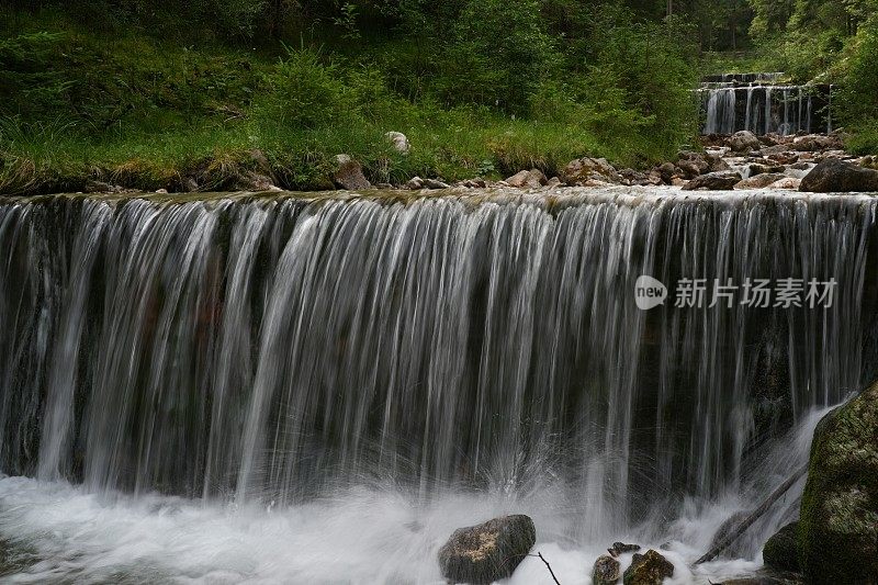 山涧流水