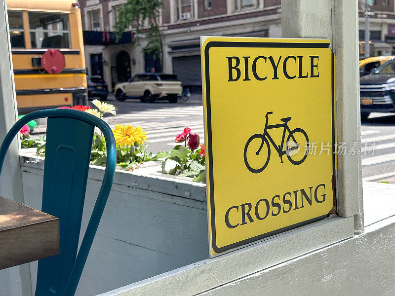 纽约市的自行车过街标志
