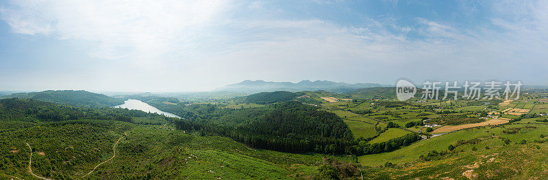 鸟瞰绿色夏日乡村，北爱尔兰