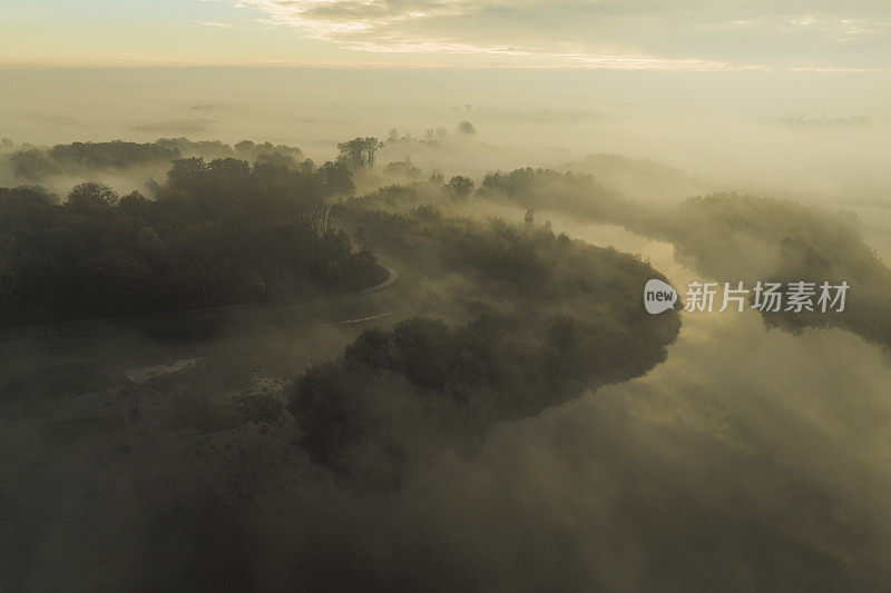 秋天，雾蒙蒙的艾塞尔河鸟瞰图