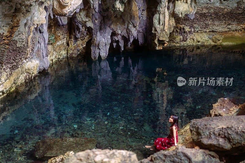 美丽的亚洲女人坐在果阿巴洛洞塞拉亚岛