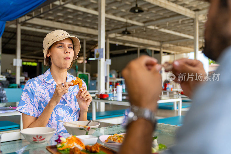 一群不同的人在泰国大城府度暑假。