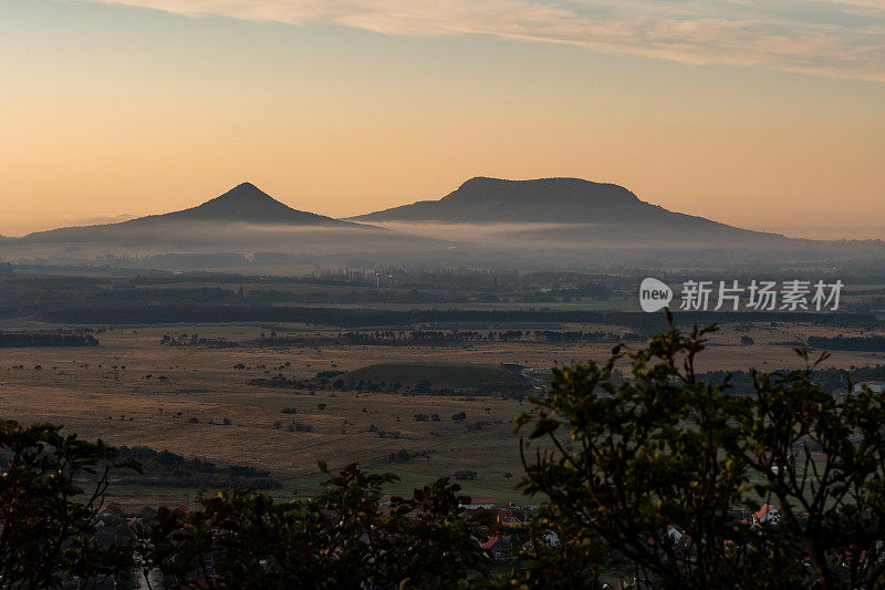 日出时巴拉顿高地的群山