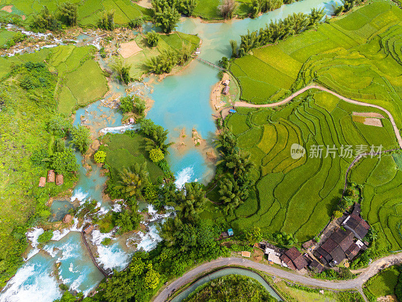 越南曹邦，中庆，码头顺河的空中景观，绿色的稻田和质朴的土著房屋