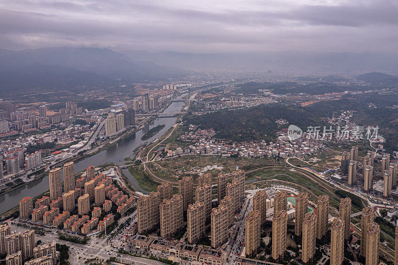 河流流经小城的鸟瞰图