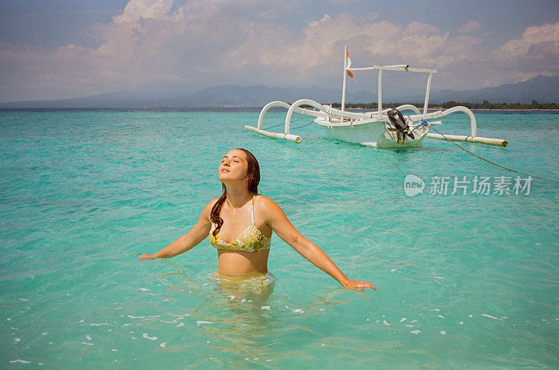 女子在吉利梅诺岛的海里游泳