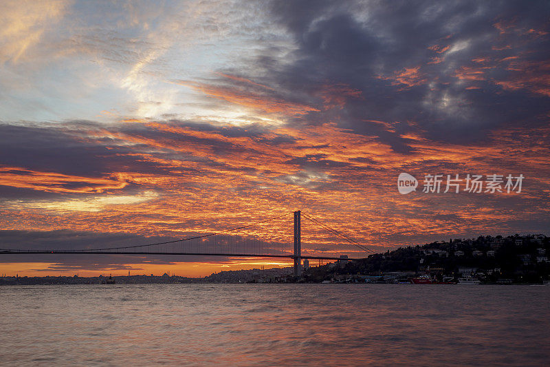 7月15日日落时伊斯坦布尔烈士桥的照片