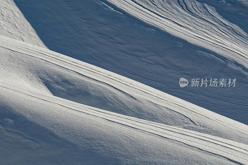 白雪覆盖的山丘