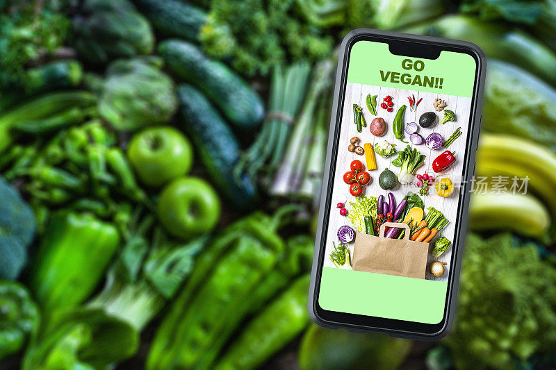 纯素食主义的概念。手机屏幕上显示水果和蔬菜
