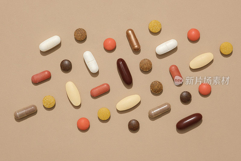 在极简主义的背景下，不同形状和颜色的药丸特写。正确用药，最大限度提高疗效，避免滥用。