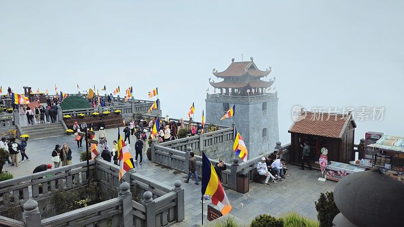 游客参观越南老蔡省萨帕著名景点——范四盘山。