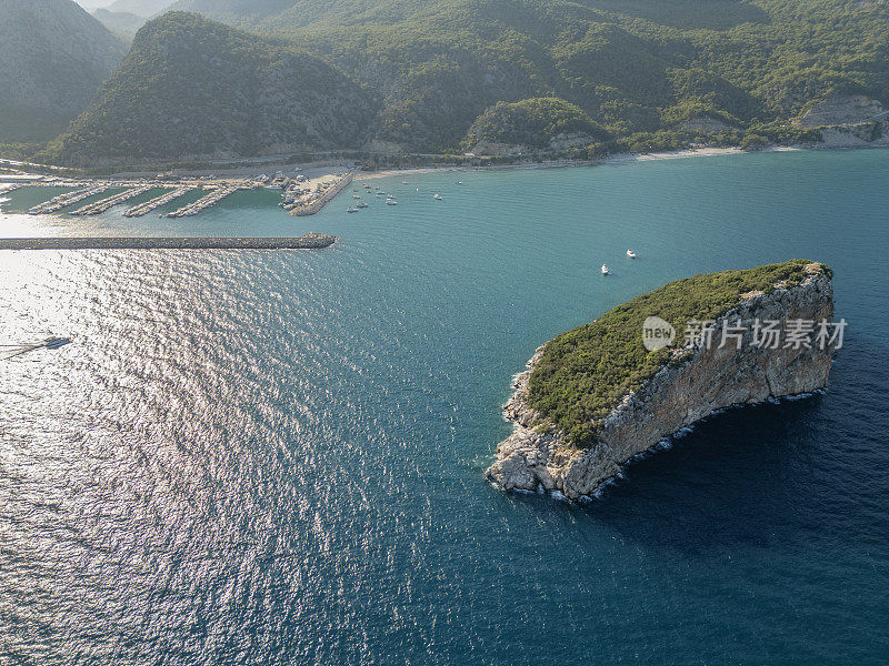 鸟瞰四川岛，字面意思是“老鼠岛”。土耳其的地中海岛屿。