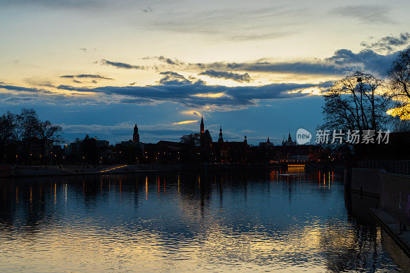 日落时分，奥德拉河畔，弗罗茨瓦夫老城美丽而古老的建筑。弗罗茨瓦夫。波兰。