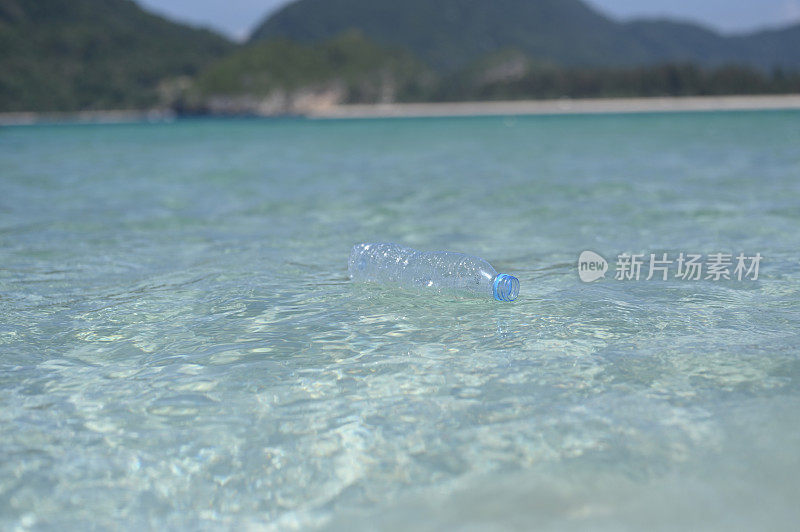 瓶子垃圾漂浮在海里