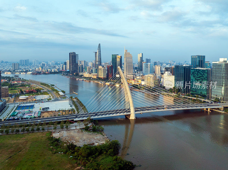 鸟瞰胡志明市的天际线和摩天大楼在胡志明市的中央商业中心。越南胡志明市西贡河上的城市全景